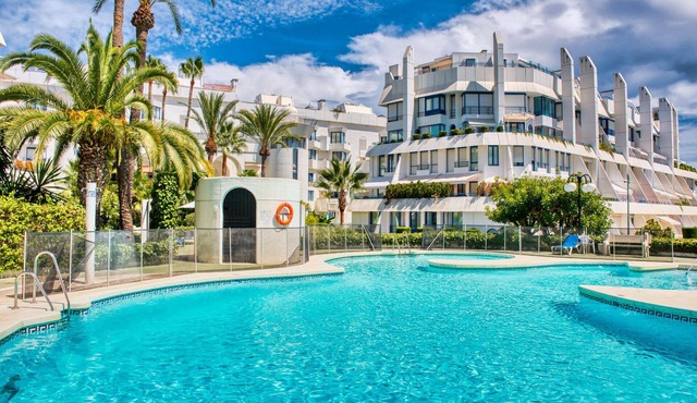 Sparkling Clean Beach Penthouse w Private Roof Deck, Plunge Pool & Gym in Marbella