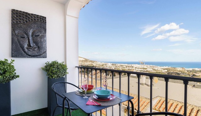 Stunning, comfortable apartment with sea views, large private terrace & wifi in Benalmádena