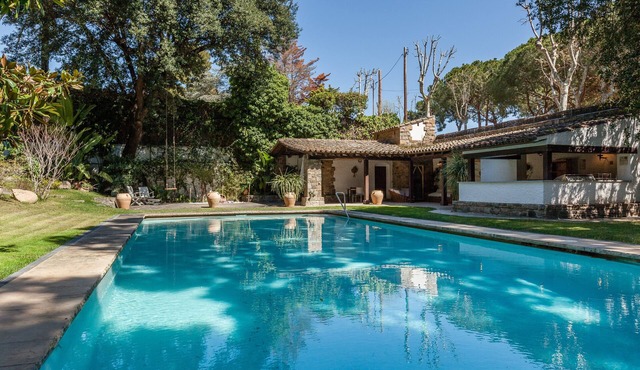 Stunning Villa 'Barcelona Country House' with Large Pool, Terrace A/C & Wi-Fi in Premia de dalt