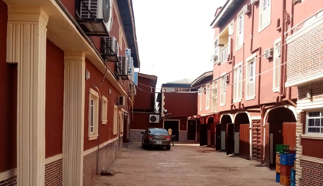 Tom hotel and suites