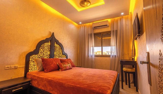 Traditional/Modern Apartment, Full A/C, 10m to Airport, 15m to centre.