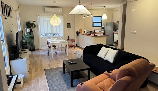 Tranquil 1-bedroom apartment with AC in vibrant El Rehab