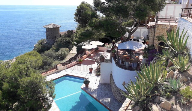 Transatlantic villa at the seafront in Llafranc