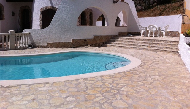 Typical Costa Brava villa with 4 bedrooms and 3 bathrooms, swimming pool and sea view in Calonge