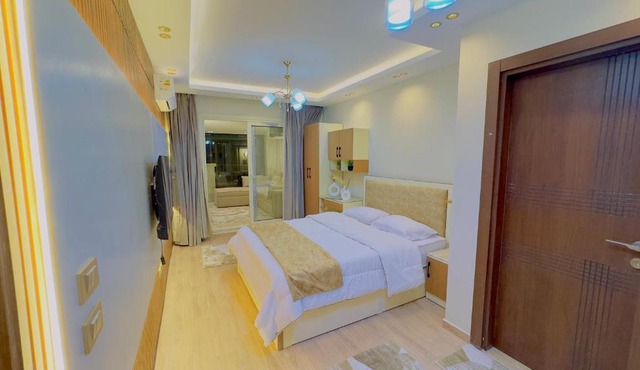 Ultra Luxury 3BR with Pools ,Sports ,Dining in Gated compound, Close to all sites