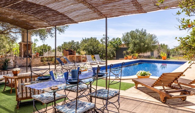 Vacation Home “Galdent Johannis” with Sea View, Mountain View, Pool, Wi-Fi, A/C, Terrace & Garden in Llucmajor