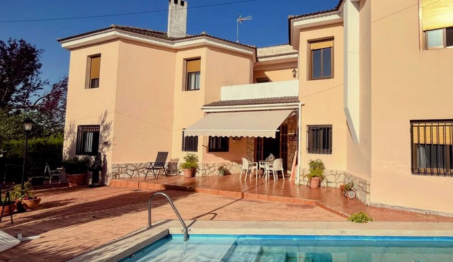 Villa Bobal - Exclusive getaway with pool, BBQ, wine and nature in Requena
