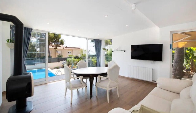 Villa 'Ethel' with Mountain View, Wi-Fi and Air Conditioning in Castelldefels