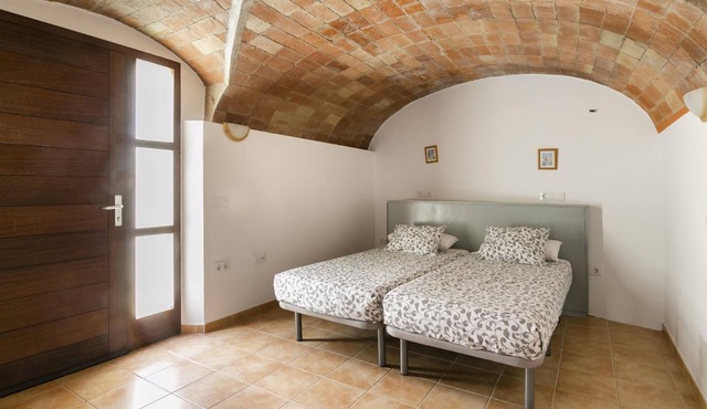 Villa Figueres near Costa Brava Beaches Pool in Llers