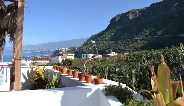 Villa in Tenerife, 80 meters from the ocean, solarium, wifi, exotic architecture in santa cruz de tenrife