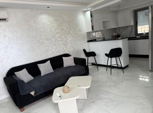 Villa neuve avec une grande terrasse