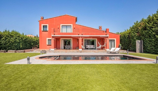 Villa Perelada Golf - Four Bedroom Villa, Sleeps 8 in Peralada