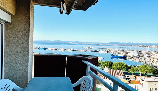 Well it located in front of the fishing port of Roses, very sunny and with fantastic views in Roses