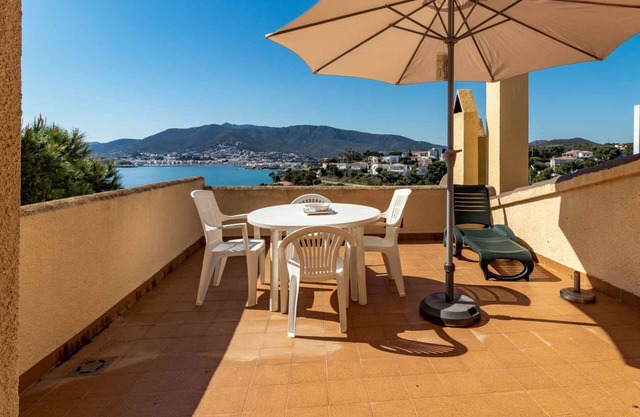 Cap Ras 03 - Comfortable apartment with sea views in Llança