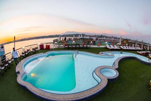 Aswan Boat Rental | 30 m² Houseboat ∙ 4 guests