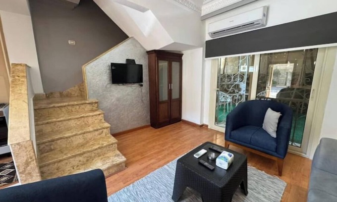Bulaq ad Dakrur Apartment | 821 · 2BR Townhouse, Bath, TV, Backyard