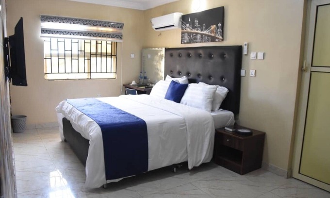 Epetu House | Beautiful 1 Bed, Living Room in a Hotel Penthouse