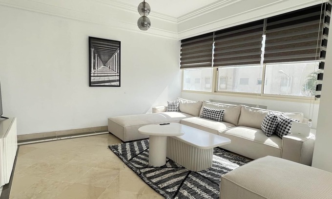 Les Berges Du Lac II Apartment | Black & White: Modern & Spacious