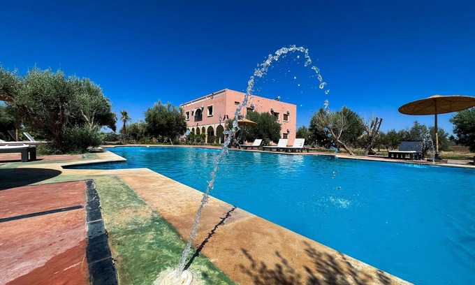 Sidi Abdallah Ghiat House | Maison de Campagne Rénovée Avec Piscine, et une Belle Grand Jardin