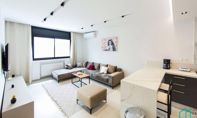 Les Berges du Lac Apartment | Sunset 204 Luxury 2bds with Gym