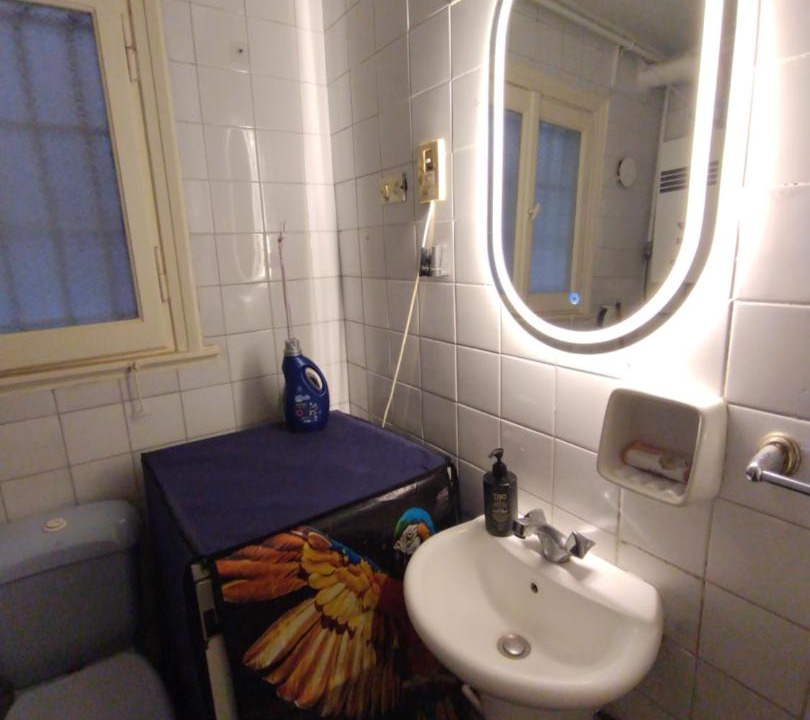 Az-Zaytun House | Comfortable 3-Bed Room with Workspace & AC