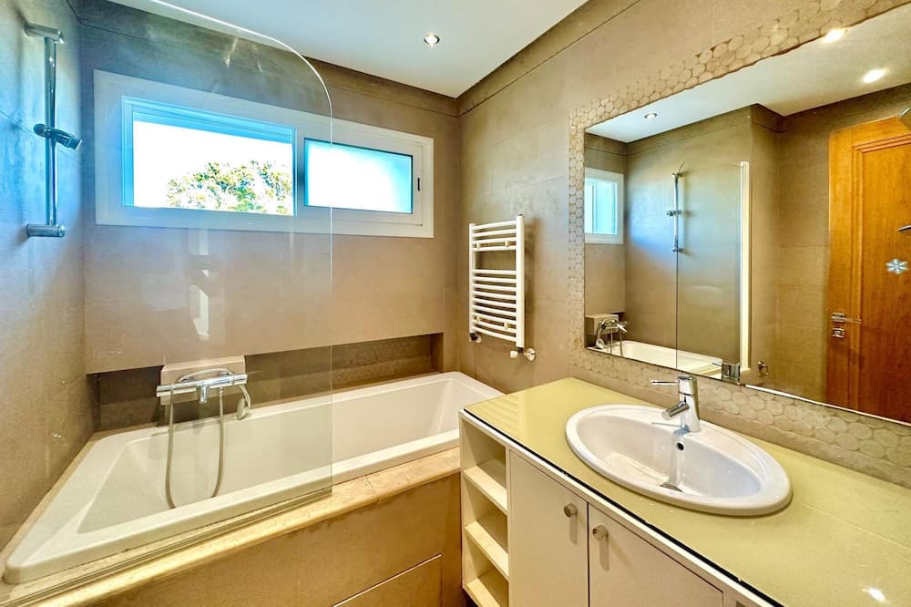 Photo of Bathroom in Amilcar