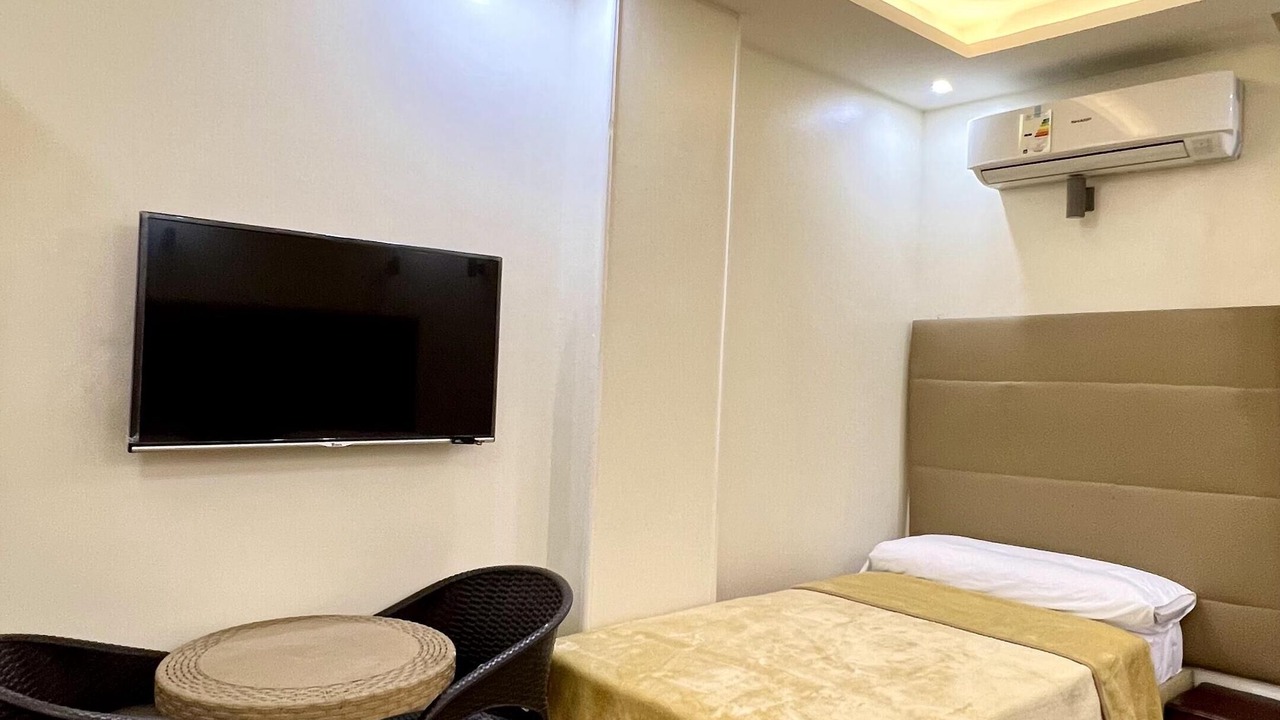 Photo of Bedroom in Pyramids Gardens