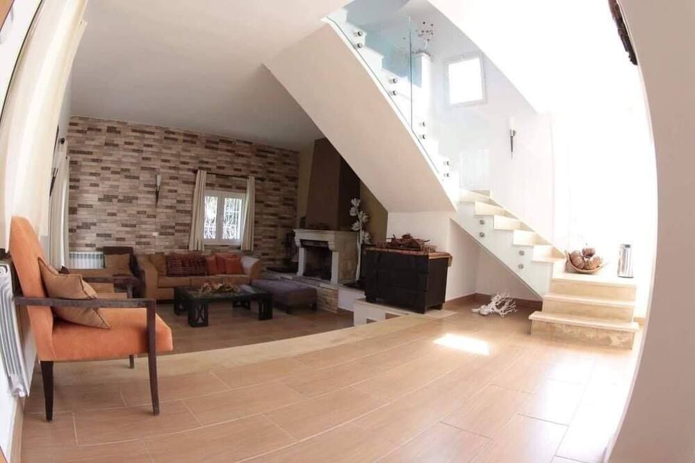 Photo of Livingroom in Ras Jebel