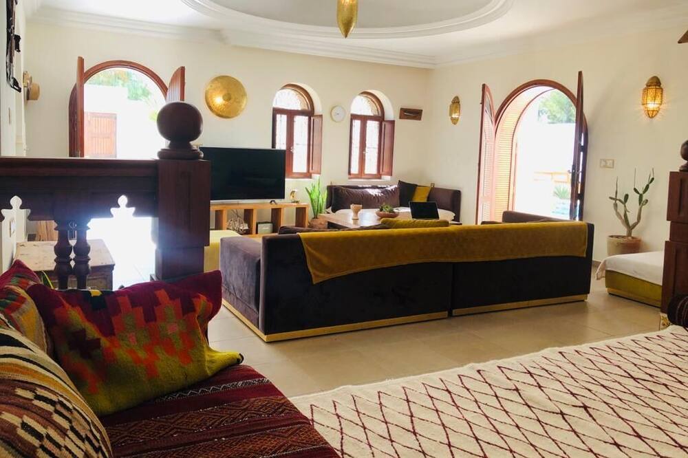 Photo of Livingroom in Aghir