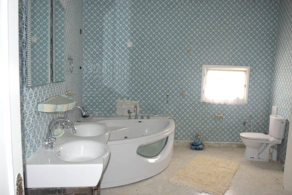 Photo of Bathroom in Sqanes