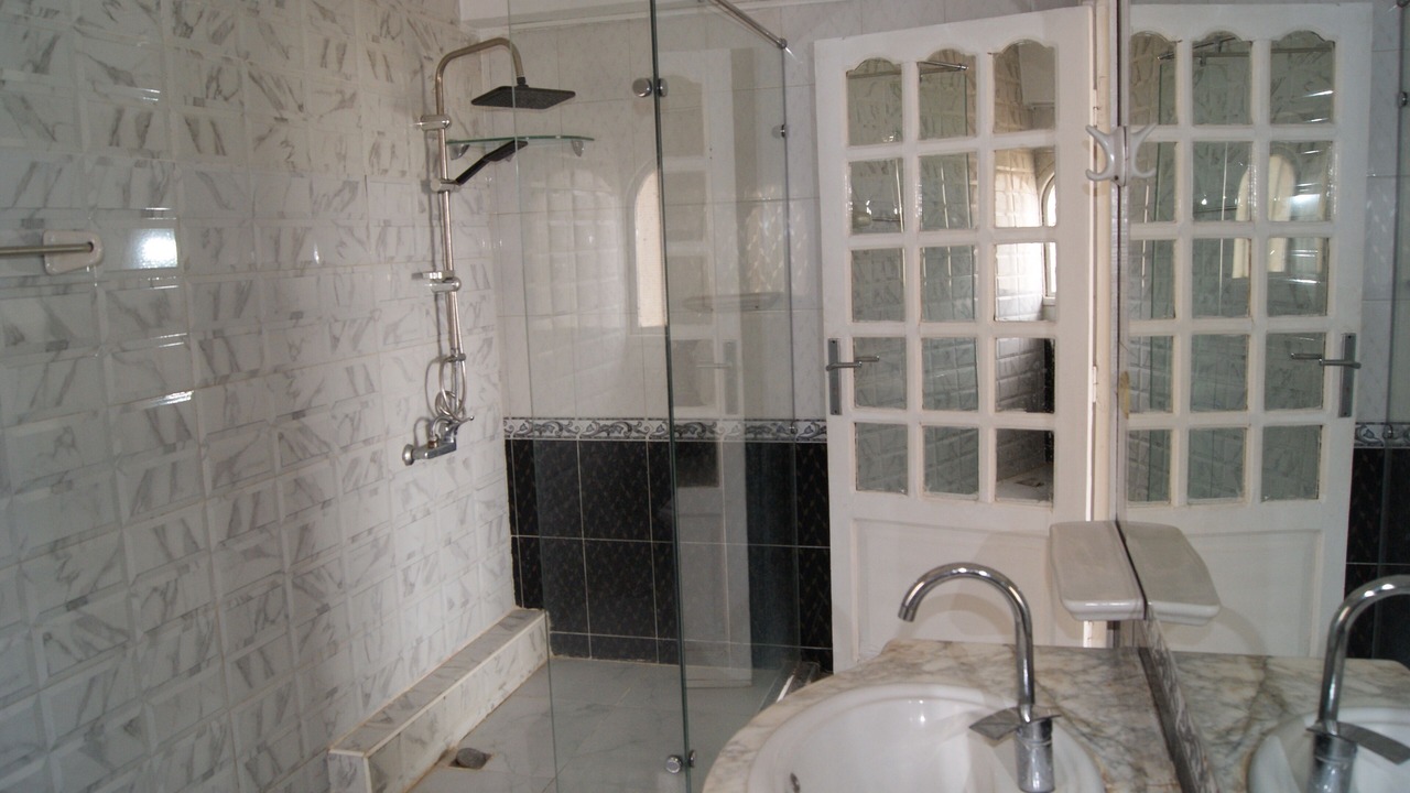 Photo of Bathroom in Pyramids Gardens