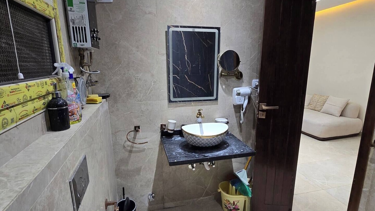 Photo of Bathroom in Pyramids Gardens