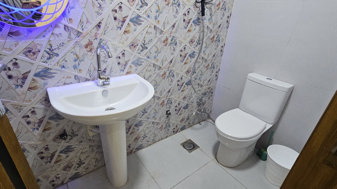 Photo of Bathroom in Pyramids Gardens