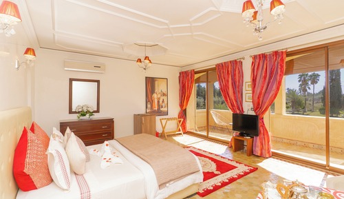 Junior Suite, 1 King Bed, Bathtub, Garden View