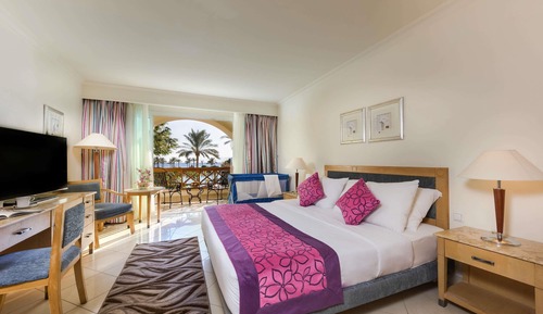Classic Room, 1 King Bed, Pool View