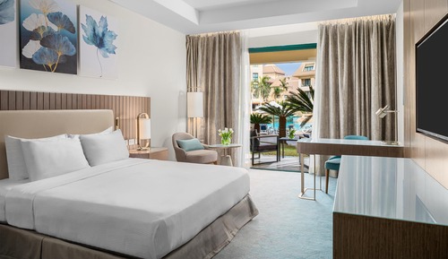 Deluxe Room, 1 King Bed (Pool Floor)