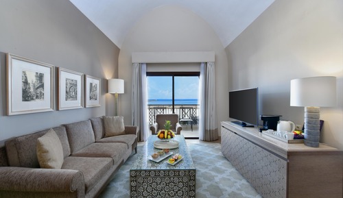 Executive Suite, 1 Queen Bed, Pool View