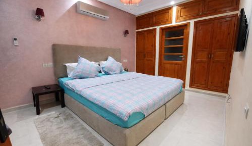 Deluxe Two-Bedroom Apartment with Garden View