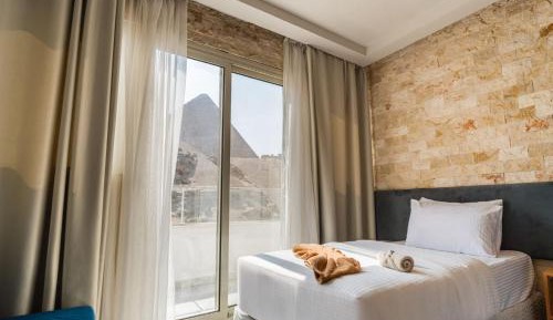 Family Room with Balcony - Pyramids View