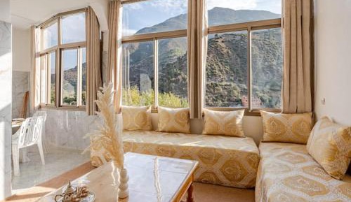 Two-Bedroom Apartment with Mountain View
