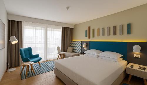 Guest room, 1 King, City view, Balcony