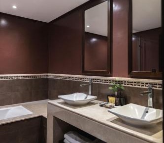 Premium Suite King Size Bed Garden View