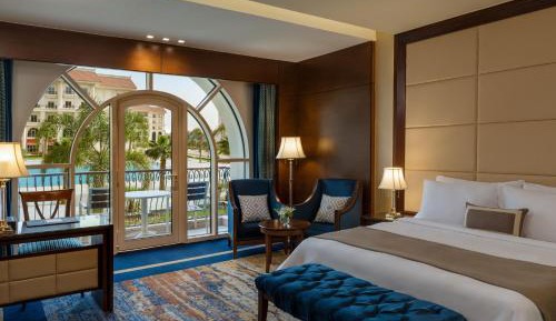 Deluxe Room Pool View , King Bed