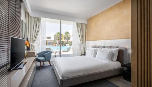 Pool Room Queen Bed