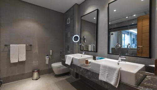 Jacuzzi Suite- Posh Club