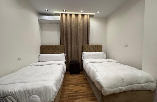 Pyramids Gardens House | New White Pyramids Inn