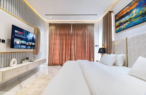 Ofin Apartment | Free Airport Pick-Up | Lift | Fast Wi-Fi | 24/7 Power | Ps5 | Air Hockey | Pool