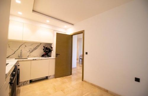 Tangier Apartment | Luxe 3-slaapkamer residentie met dakzwembad, privé parking en twee badkamers, vlak bij TGV-station Tanger en het strand