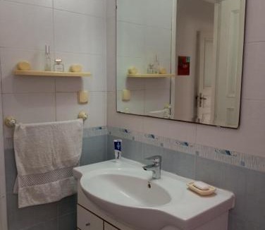 Ariana House | Guest Room Near Airport