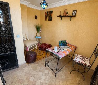 Zaouia Sidi Rhalem House | Authentic 5-bedroom Riad with patio, Gym and Inspiring Workspace
